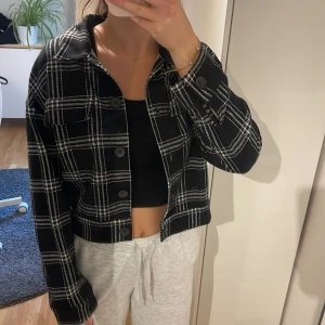 Jacka - Tunn jacka i fint skick från Gina Tricot. Sparsamt använd.💕