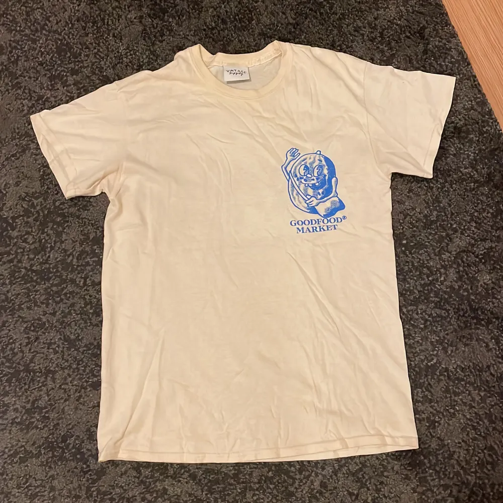 Säljer en t-shirt från Vintage Supply i storlek S. Tröjan är endast använd ett fåtal gånger. . T-shirts.