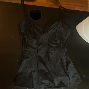 Svart linne/blus - Jättefin topp från hm❤️, justerbara band och stretchig i ryggen som man kan se