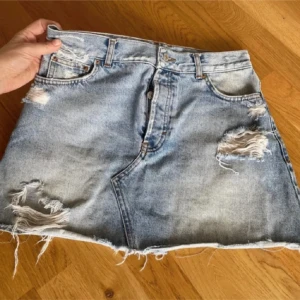 Jeanskjol - Ljusblå jeanskjol, perfekt att ha på sommaren eller till fest!!💗💗 skulle säga att den passar s-m