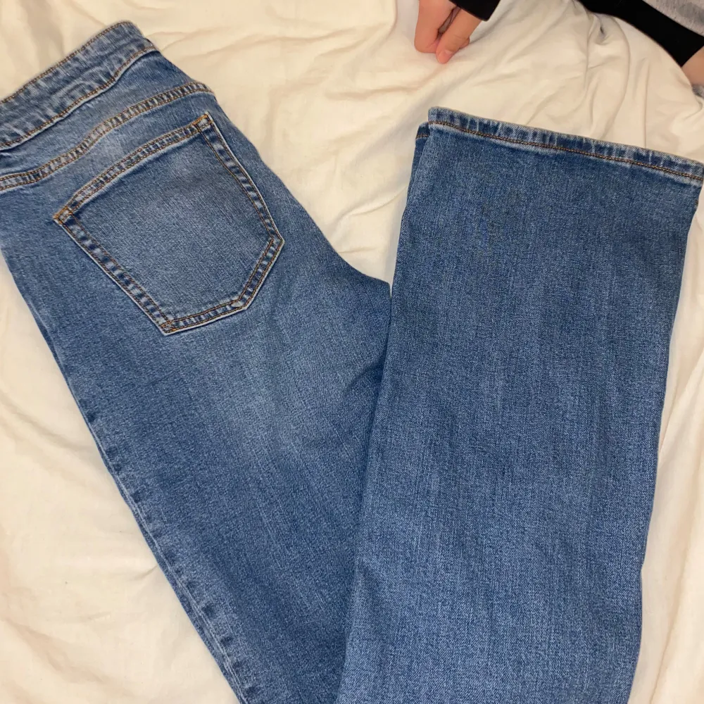 Fina blåa bootcut jeans. Jeans & Byxor.