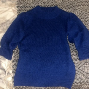 Stockholm stil tröja - Perfekt ”Stockholm-stil” tröja, perfekt inför sommaren då den är kortärmad men as snygg!⚡️ köpt på zalando för ca 3 månader sen för ≈400 spenn, säljer för 200 och knappt använd eftersom att jag inte bär stockholm stil. Färgen är fortfarande stark!