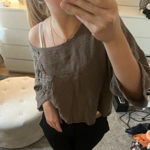 Topp med glitterdetalj - Söt topp med glitter detalj. Går att ha på olika sätt ex med linne under. 