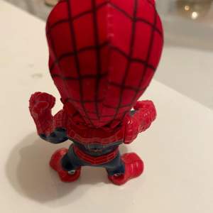 Spiderman Tobey Maguire figur med avtagbar mask. Figuren är ca 10 cm hög och är gjord av plast. Den är perfekt för samlare eller för barn som älskar Spiderman.