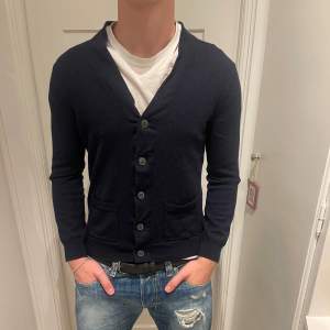 100% Merino ull från märket J.Crew. Storlek är egentligen L men passar som S eller XS. Inga defekter. Killen på bilden är 182