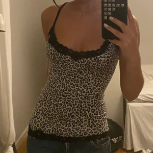 Leopard linne - Sitter så snyggt men spetsen har tyvärr lossnat lite (se bild 2) inget som märks när den bärs dock🫶