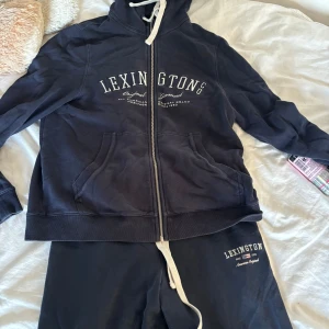 Lexington mjukissett - Lexington mjukissett i mörkblå, båda är i storlek L, byxorna är raka i benen. Båda delarna tillsammans kostar 300