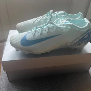 Nike Mercurial Elite - Hej, säljer nu dessa Nike Mercurial Vapor 16 Elite som jag endast använt 4 träningar. Skorna är inköpta på stadium för ordinarie pris. Skorna är i ett toppskick eftersom de knappt är använda. Storlek 43 Priset kan diskuteras. Skambud blockeras.