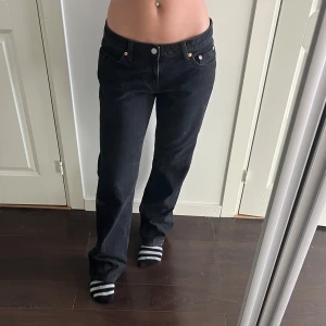 Lågmidjade raka svarta jeans - Säljer nu mina svarta lågmidjade jeans ifrån Weekday! Storlek 28/32 och perfekt längd på mig som är 164cm lång! Nypris: 590kr