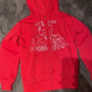Tjock tröja  - En tröja med pärlor på, röd och väldigt skön. Funkar varje årstid speciellt nu till vinnaren. Original pris 549kr använd ett par gånger annars bra skick.