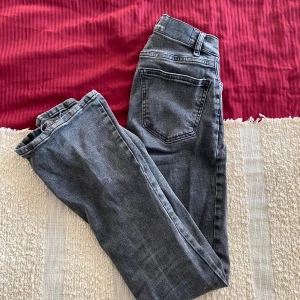 Grå jeans i storlek 32 - Säljer ett par grå jeans från Gina i storlek 32, då dem inte kommer till användning ofta. Är lite slitna längst ut på benet!! 