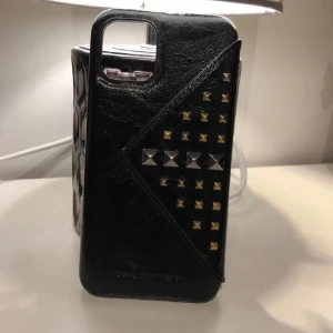 Ideal Of Sweden mobilskal - såå snygg!! nitarna är lite gula med det märks inte, passar iphone 11 pro, x, xs. nypris 699❤️