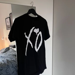 The weeknd merch - Säljer min The Weeknd tröja som är i otroligt bra skick, köpt i juni förra året.💓 Använd 2 gånger sen jag köpte💓
