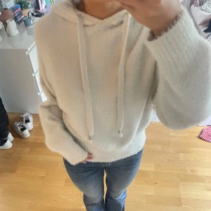 Stickad Hoodie - Stickad hoodie från H&M. Endast använd fåtal gånger förra vintern. Väldigt stretchigt material