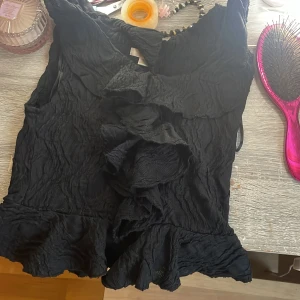 Blus  - En jätte jätte fin blus/tröja från Gina Young. Säljer för att den inte andväns så mycket. Använts typ 3 ggr så ganska ny💕