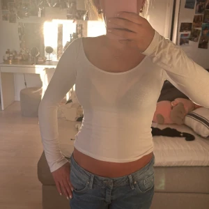 Vit långärmad - Super söt långärmad tröja som typ aldrig använts❤️