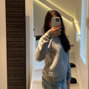 Grå sweatshirt! - Jag säljer en grå Andy by Frank Dandy sweatshirt. Den är i storlek XS och är i väldigt bra skick.💗
