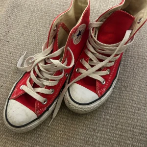 Röda sneakers från Converse - Trendiga röda Converse, supersnygga att styla till jeans eller kjol. Tyvärr lite små för mig.