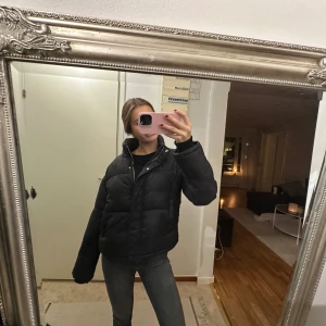 Vinterjacka - En supersnygg svart pufferjacka i storlek 34 (men känns mer som en 36, då den är lite större i storleken)!  Perfekt nu till kallare tider🩷 (pris går att diskutera)