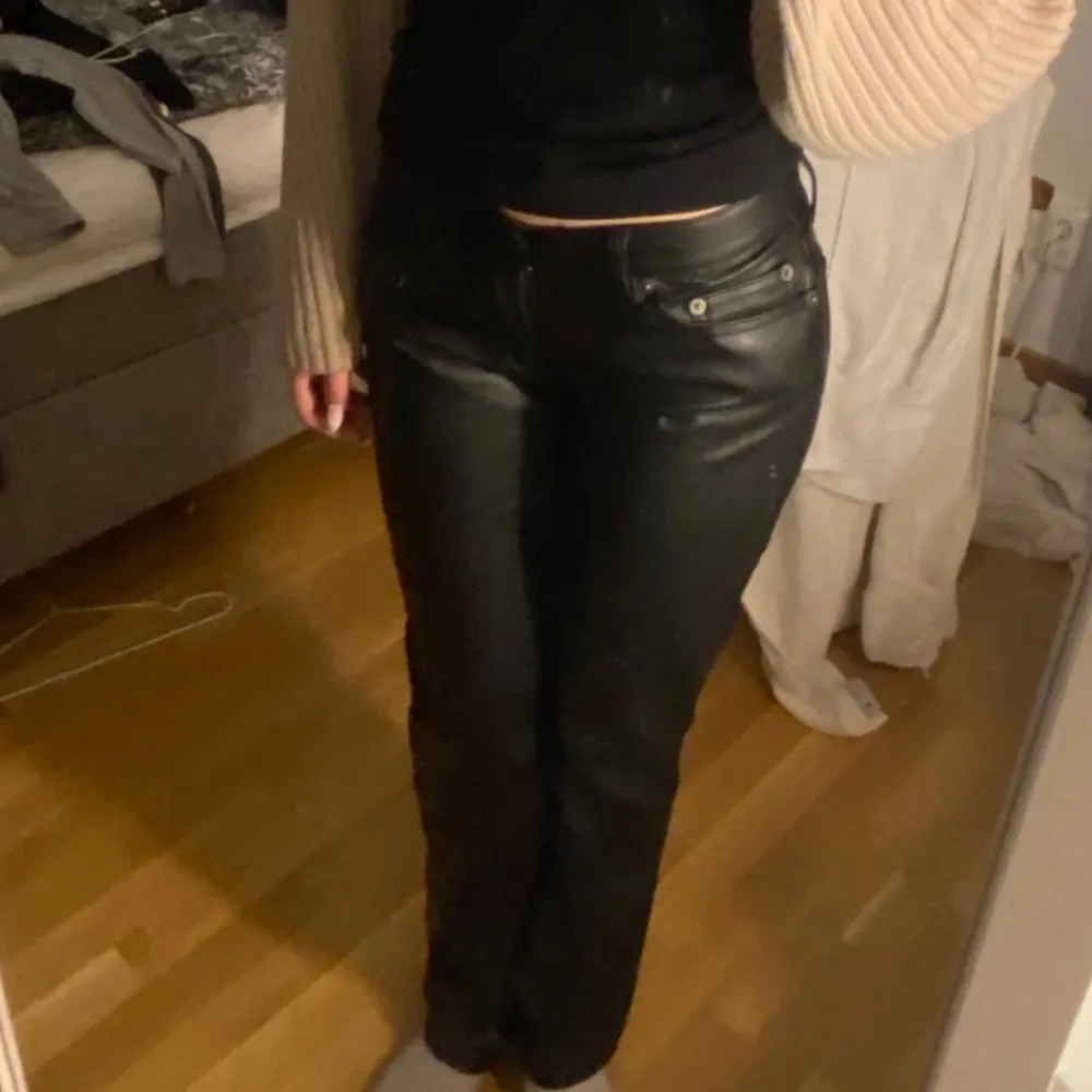 Lågmidjade skinnbyxor från lager 157. Har en slits. Bra skick. Farkut & Housut.