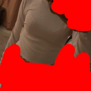 Passar ej mig längre men dene rkt gullig -  Hello Kitty rosa tröja den har en fin o söt modell passar alla skit gulligt 