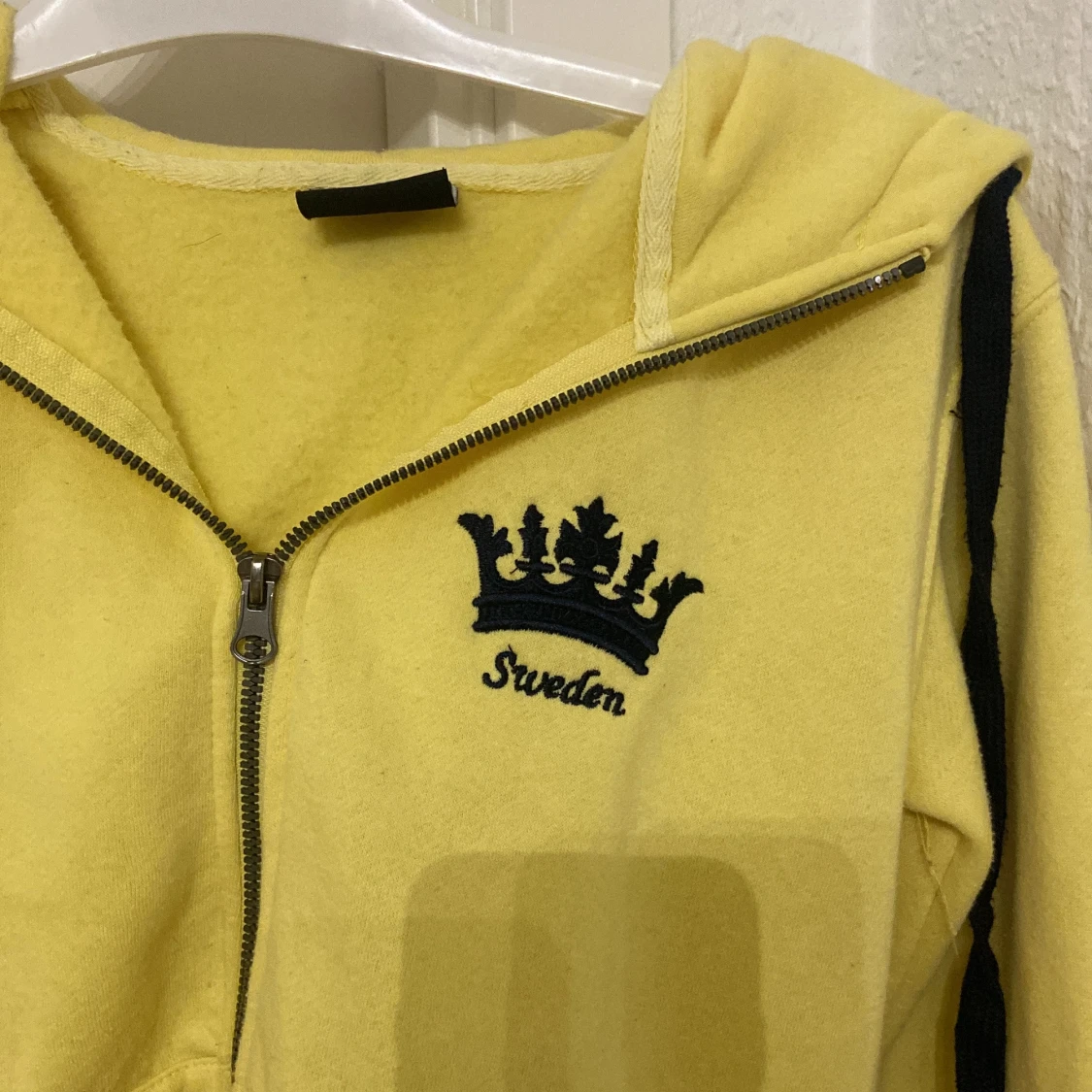Gul hoodie från On The Peak - 90