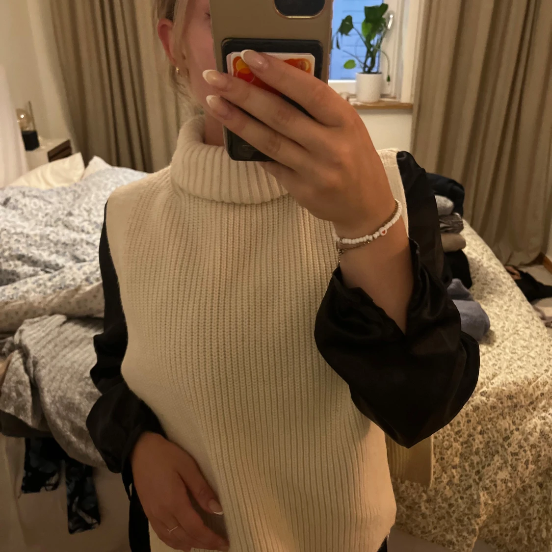 Stickad väst med krage