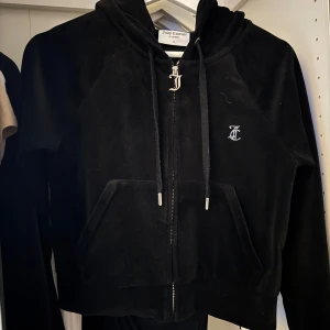 Juicy Couture Hoodie - Snygg, använd fåtal ggr, sitter bra, inga skavanker, skön, nypris 1300kr