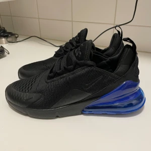 Nike 270 - Säljer riktigt fräna skor i nyskick skick, säljer då de kom för små och inte kan returnera de. Vid fler frågor/bilder hör av dig. Priset är ej hugget i sten, kan diskuteras vid smidig och snabb affär, eventuella byten kan förhandlas 🤝🏼✅