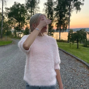 Mysig höst tröja  - Nu säljer jag denna jättefina slutsålda tröja från Carin Wester i st.xs 💕Tröjan är sparsamt andvänd där av inga täcken på andvändning, Klicka gärna på köp nu💕