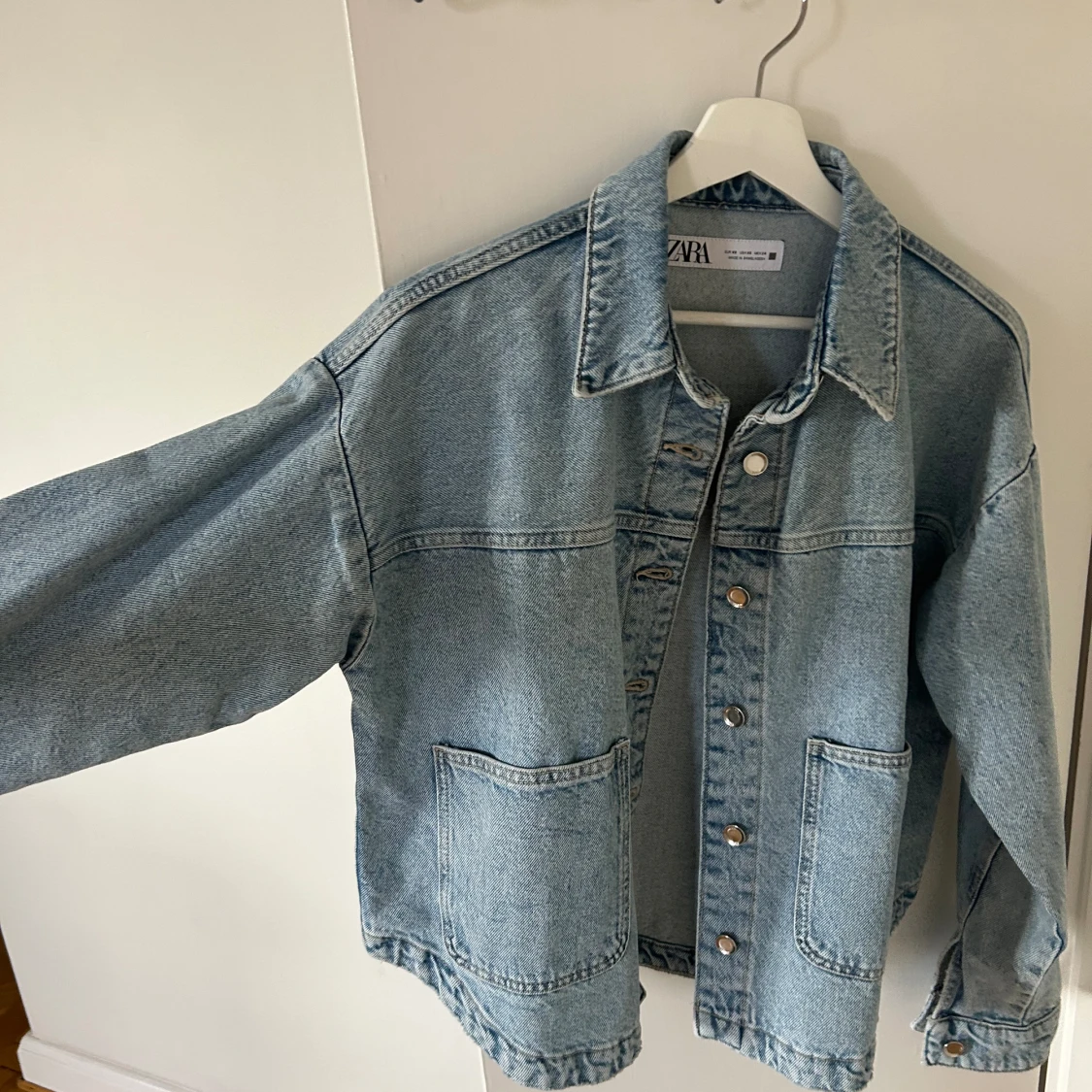 Oanvänd zara jeansjacka. - 90