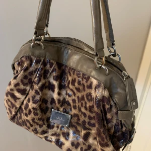 Handväska  - Leopardväska, från o.s.i😇 fin och rymmer mycket, handtagen är lite utnötta därav billigare pris💞