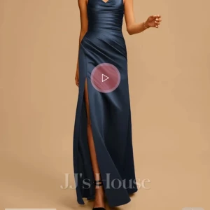 Mörkblå bal klänning - Säljer min helt o använda mörk blåa balklänning! Den är endast testad, lapp och allting sitter kvar. Köpt på JJ house för ca 1450kr