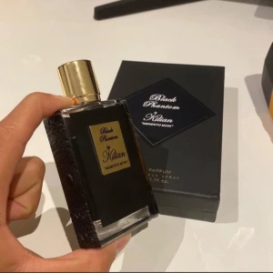 Black phantom  - Väldigt god och unik parfym. Mängden  är 40/50ml ish. Den har förvarats mörkt och kyligt. ‼️Priset är inte hugget i sten‼️Tveka inte och skriv om ni undrar över något mer👍🏾