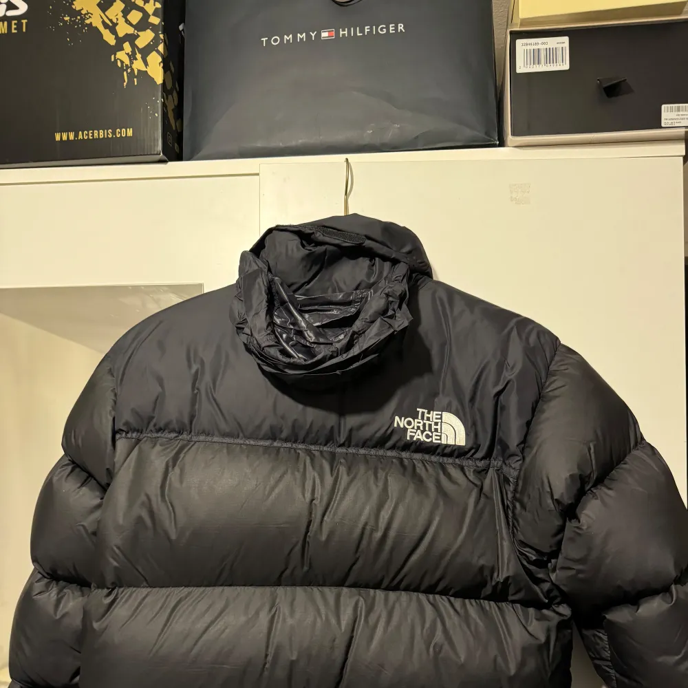 En fin puffer jacka från the north face som är perfekt för vintern. Nypris 3899 kr. Jackor.