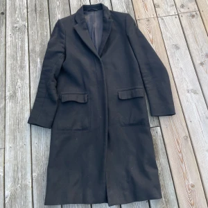 Svart kappa i storlek: extra small från Filippa K - Klassisk Filippa K kappa