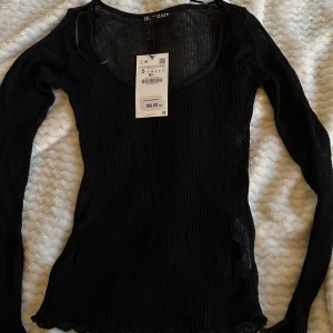 Zara långärmad tröja - Långärmad tröja, den är tunn och genomskinlig. Oanvänd och prislapp kvar 💕