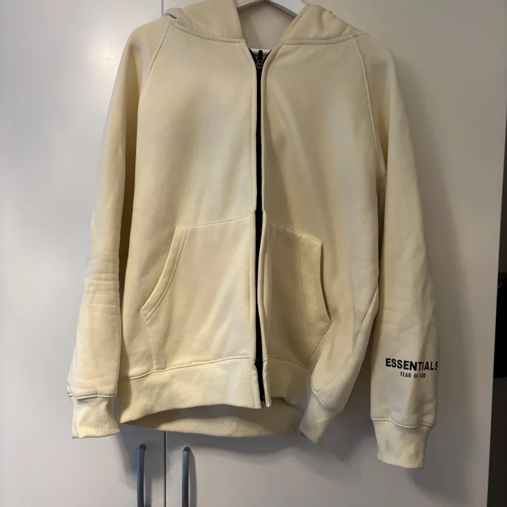 Säljer en supermjuk och stilren beige hoodie från Essentials Fear of God. Den har en dragkedja framtill. Perfekt för en avslappnad look! Nyskick! För fler frågor hör av dig! Passar storleksmässigt M också!. Tröjor & Koftor.