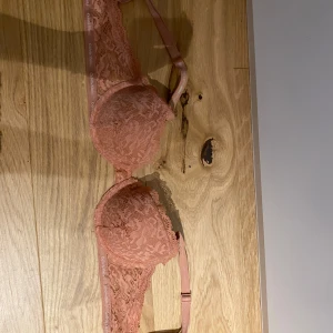 Calvin Klein bh - Hejj, jag säljer denna söta Calvin Klein bh då jag inte kan ha den. Köpt i italien för ca 5 månader sen i Calvin Klein butiken. De bara skriva om de skulle vara några frågor!❤️