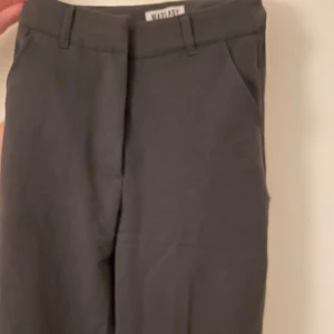 Kostymbyxor  - Grå kostymbyxor från madlady i bra skick 