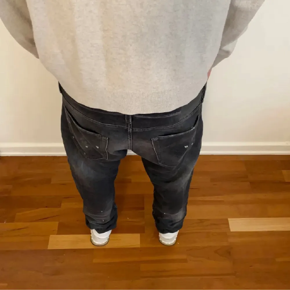 Gråa slitna jeans från Jack n Jones. Modellen är slim fit Glenn. . Jeans & Byxor.