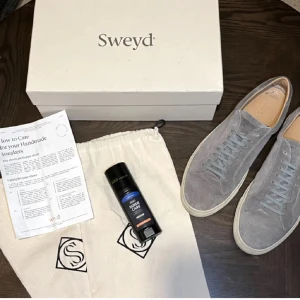 Sweyd 055 sued  - Ett par snygga suede-skor köpta på Carle Of Carl för 2800 mitt pris 1099. Storlek 44. Skriv för frågor eller funderingar. Skick 7/10 därav priset.