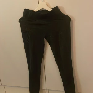 Träningsbyxor  - Fina byxor från NEWBODY har ingen anning om vilken storlek men passar mig som är XXS-S. Super fina och bekväma, har även en ficka på sidan. Swish!