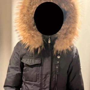 Svart vinterjacka från Hollies - Säljer min dotterd svarta vinterjacka från Hollies i storlek 34. Jackan är i nyskick och använd fåtal gånger. 