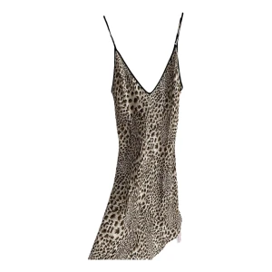 Leopardmönstrad klänning från Réalisation - Säljer en superfin leopardmönstrad klänning från Réalisation. Den är axelbandslös med en djup v-ringning och har en slimmad passform. Perfekt för en utekväll eller fest! 🐆✨ - Köpt på Vestiaire och använt ett fåtal gånger därefter. (bilderna är från Vestiaire) Är utomlands till 25 nov därav ej i klickat köp via plick!