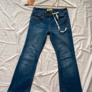 Blå bootcut jeans  - Köpta på Vinted (inte mina bilder). Skulle säga att jeansen också passar XXS. Rosetten tillhör inte!!! Jag säljer byxorna då dem inte riktigt passade mig!💗💕