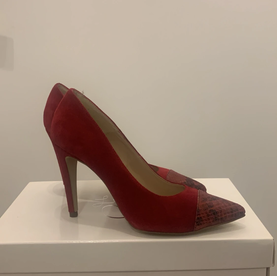 Röda klackskor från 5th Avenue