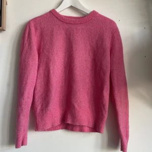Rosa stickad tröja - Säljer en supermysig rosa stickad tröja i storlek S från Neo Noir. 💖postar endast! 