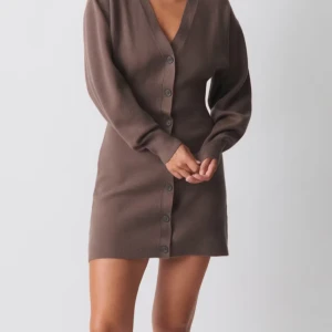 Brun stickad klänning  - Snygg brun adoore liknande stickad klänning. Slutsåld på hemsidan