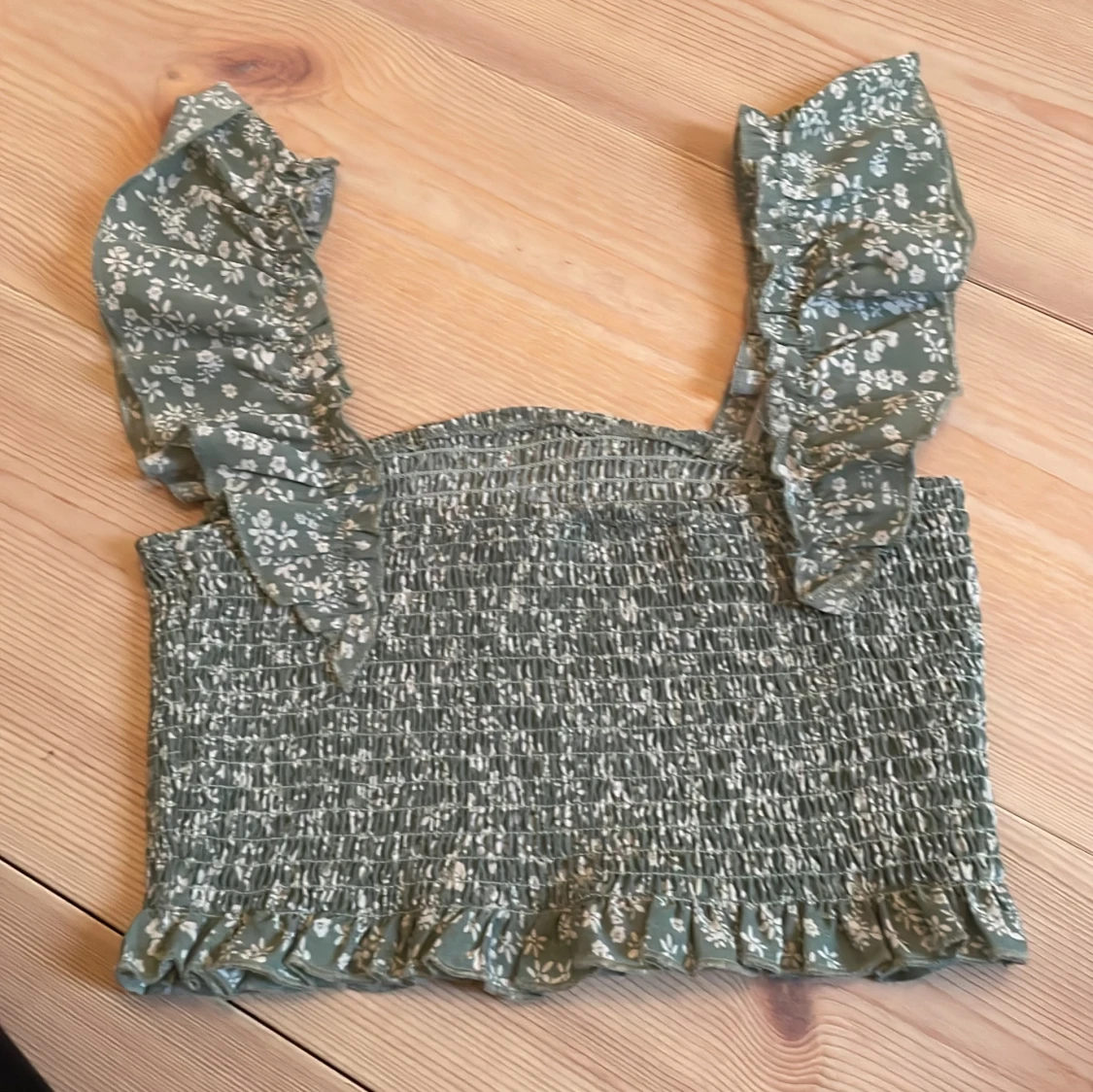 Grön blommig topp med volangärmar - 90